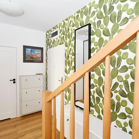 Apartment Bocianie Gniazdo Z Ogrodkiem I Garazem