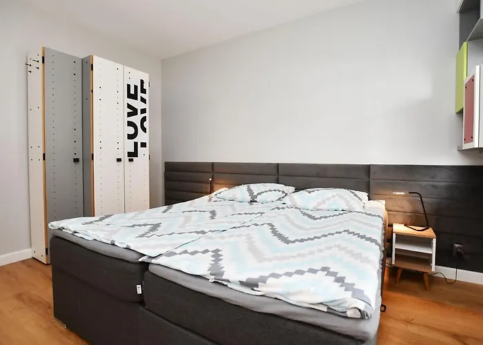 Bocianie Gniazdo Z Ogrodkiem I Garazem *